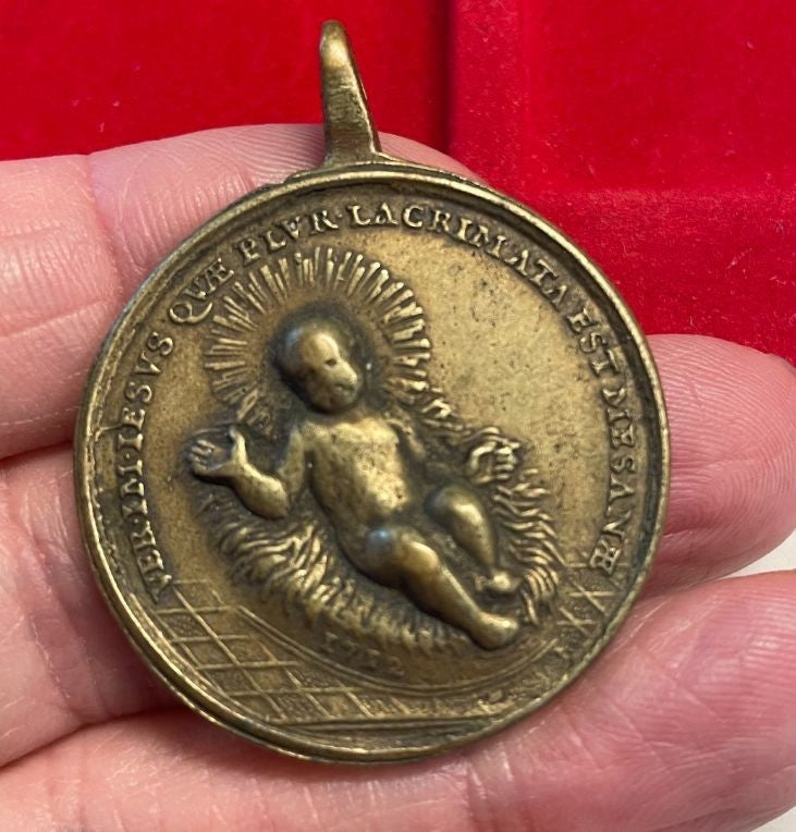 NL* Medaglia portativa NATIVITA' GESU BAMBINO 1712 Con motto esorcista al rovesc